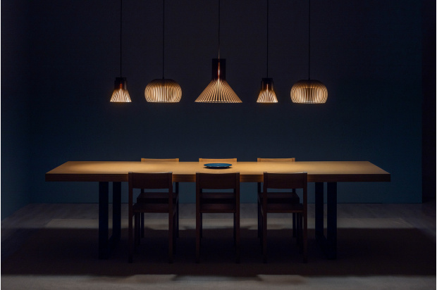 Petite 4600   Atto 5000   Puncto 4203   Pendants in a row above a dining table