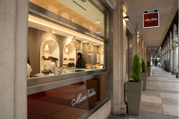 Secto Small 4201   Octo Small 4241   Confitería Maro Valles C/Campanas.  Valladolid, Spain.  Interior design by Doos Interiorismo.  Furniture by Decodoos.  Photo by Maro Valles.