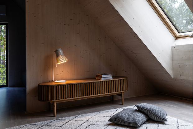 Petite 4620 table  Private residence.  Siuntio, Finland.  Styling by Satu Lappalainen.  Photo by Uzi Varon.