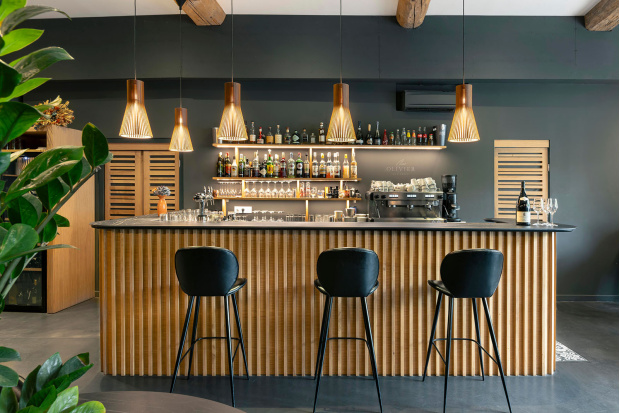 Secto Small 4201   Restaurant Chez Olivier Bistro.  Villeneuves-les-Avignon, France.  Projet by Studio Mouvement.  Photo by Clothilde Arnaud.