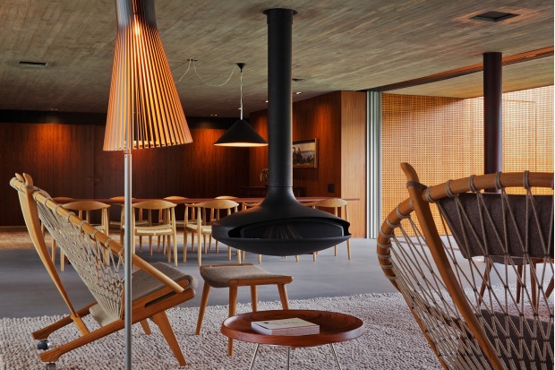 Secto 4210 V4 House. São Paulo, Brazil. Project by studiomk27. Photo by Nelson Kon.