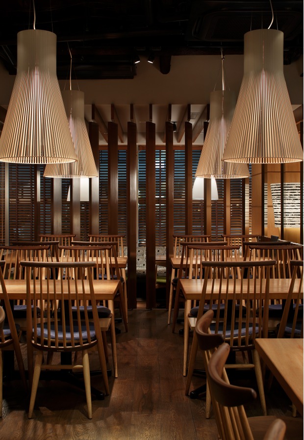 Magnum 4202 Japanese Diner Shibusan Uokin, Tokyo, Japan. Interior design by Kenichi Chiba, io DESIGN. Photo by Satoshi Shigeta.