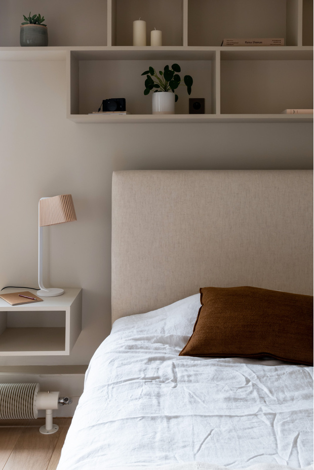 Owalo 7020 table  Private residence.  Paris, France.  Interior design by Olivier Debin.  Photo by Agathe Tissier.