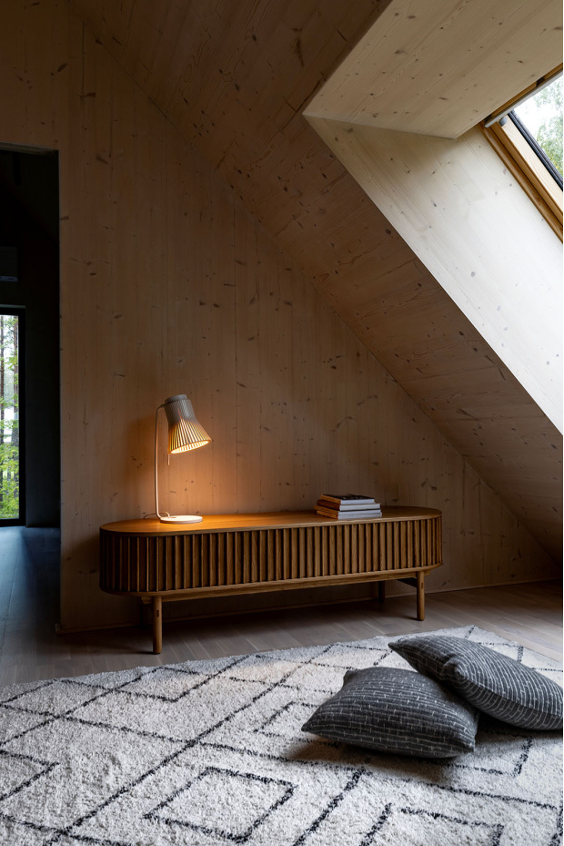 Petite 4620 table  Private residence.   Siuntio, Finland.   Styling by Satu Lappalainen.  Photo by Uzi Varon.