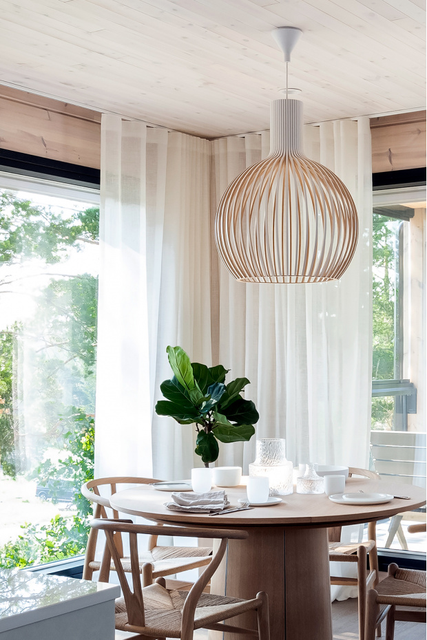 Octo 4240 Kontio House Villa Myötätuuli. Housing Fair '22. Naantali, Finland. Interior design by Piia Kalliomäki. Photo by Kati Pilli-Sihvola / Kontiotuote Oy.